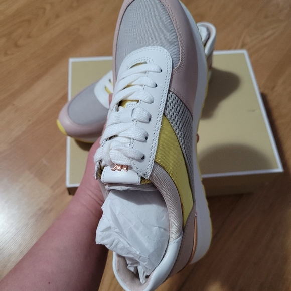 Brandnew with box - Picture 5 of 7